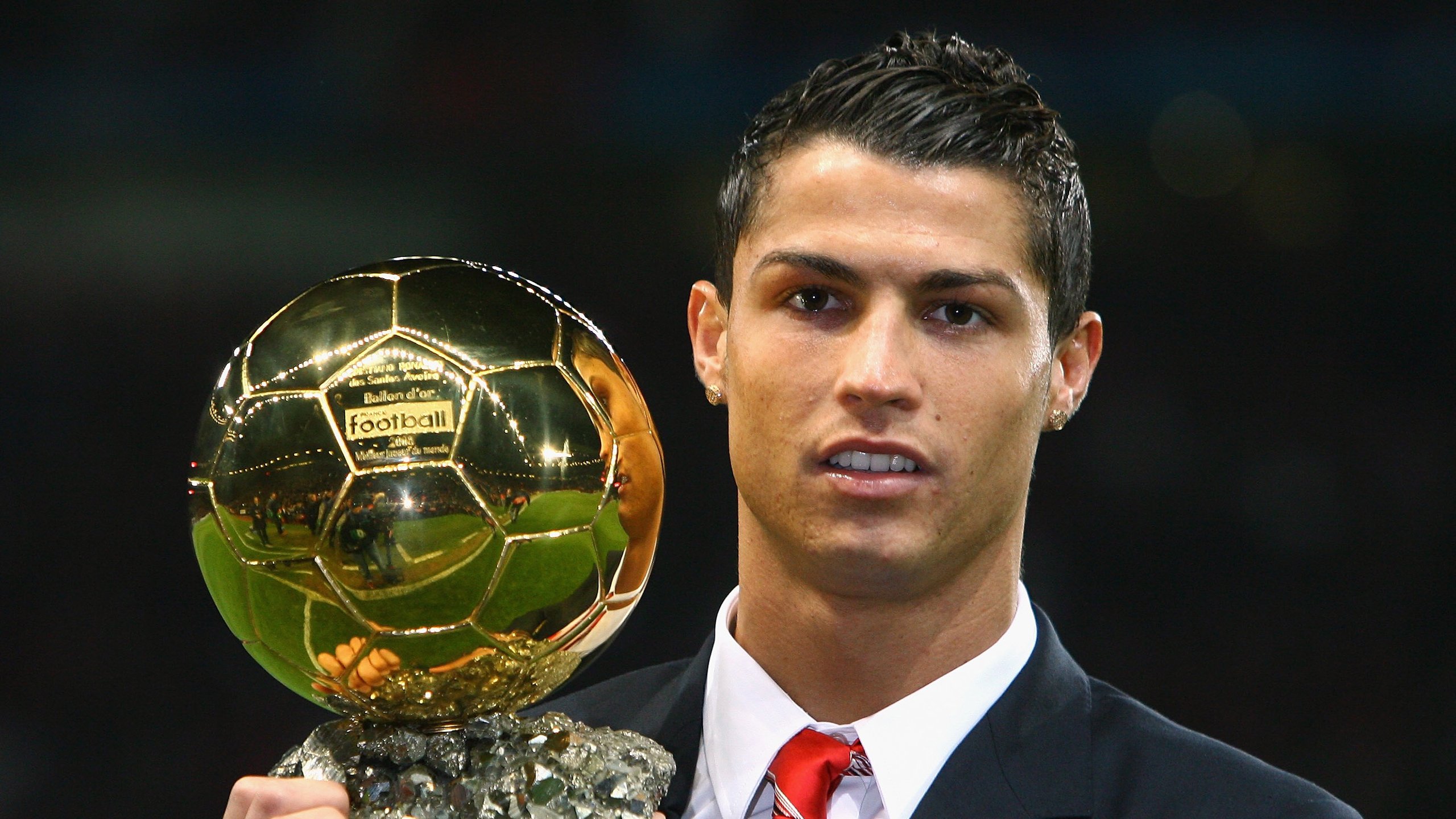 开云官网-从嘘声到掌声！内马尔含泪跪地，完成足球史上最艰难的自我救赎